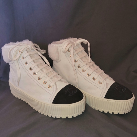 CHANEL White Suede Boots - Picture 4 of 6